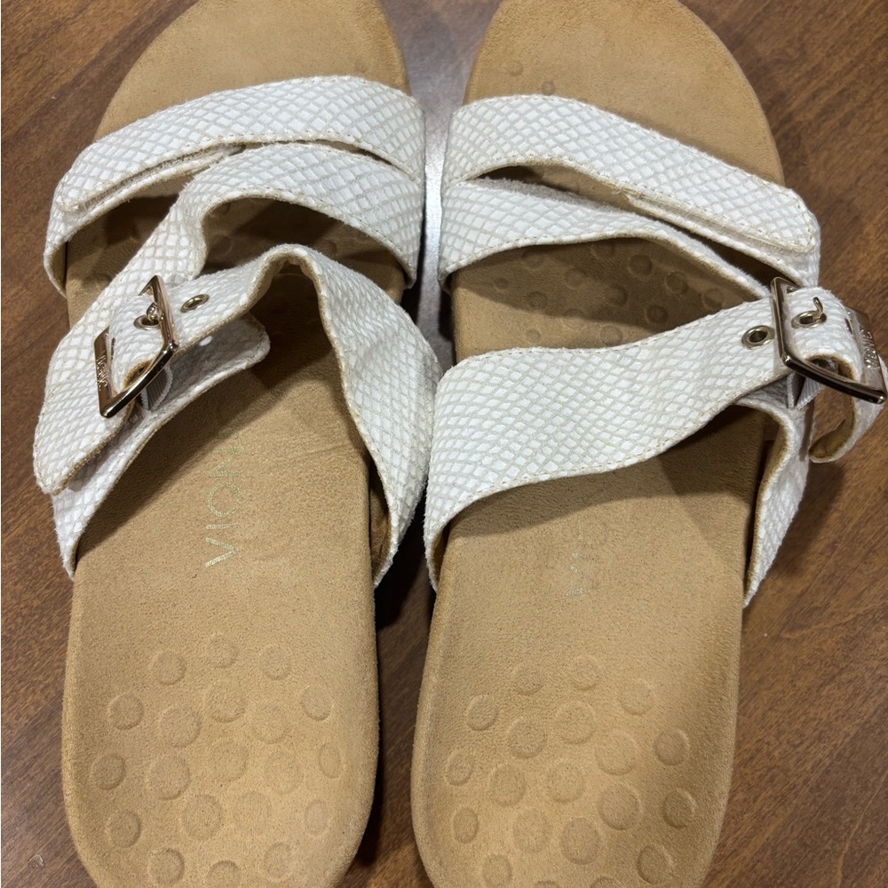 Vionic Skylar White Sandals